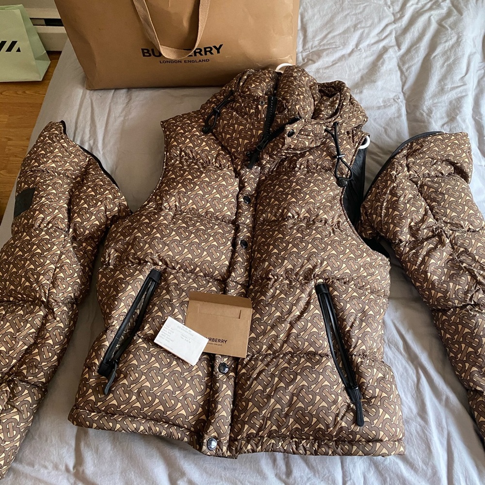 BURBERRY PUFFER JACKET (with detachable sleeves)